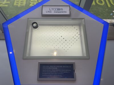Sunlord MCL1608S100MT 固态铌酸盐芯片电容器产品详情品牌: Sunlord
型号: MCL1608S100MT
产品编号: C51942
封装: 0603 (尺寸: 1.6mm×0.8mm)
核心电气参数
属性	参数值	描述
电感	10μH	标称电感用于储存磁能，适用于滤波和振荡电路。
公差	±20%	电感允许的偏差范围，满足一般电路对电感公差的要求。
额定电流	50mA	元件在长期稳定工作时能承受的最大电流；避免过载以防止性能下降或损坏。
直流电阻 (DCR)	1.17Ω	在直流条件下的等效电阻，反映自损。较低的DCR有助于减少能量消耗。自谐振频率 (SRF)	20MHz	电感器与寄生电容共振的频率；在此频率之上，电感器的特性逐渐变得具有电容特性。
饱和电流 (Isat)	-	未指定；需要针对电流对电感影响的电路特定评估。
品质因数 (Q)	-	未指定；表示电感器的储能效率和损耗比（较高的 Q 值表示较低的损耗，通常用于高频应用）。
应用 scenarios
消费电子产品：智能手机、平板电脑和其他便携设备中的电源滤波和信号调理电路。
通信模块：适用于射频系统中的阻抗匹配或 LC 振荡电路（注意 20MHz SRF 限制）。
工业控制：用于低功耗的紧凑型电源管理模块。空间受限的设计。

主要特点
微型封装：0603尺寸非常适合高密度PCB布局，节省空间。
铌酸盐电容器技术：使用固体铌酸盐作为电介质，具有高稳定性和耐热性，寿命长。
低损耗设计：1.17Ω直流电阻提高功率效率并减少发热量。
注意：对于汽车级应用，请确认型号是否符合AEC-Q200等认证（当前参数中未明确说明车辆级）。全面选择应考虑电路频率、电流负载等实际应用条件。耐热性，和长寿命。
低损耗设计：1.17Ω直流电阻提高功率效率并减少发热量。
注意：对于汽车级应用，请确认型号是否符合AEC-Q200等认证（当前参数中未明确说明车辆级）。全面选择应考虑电路频率、电流负载和其他实际应用条件。耐热性，和长寿命。
低损耗设计：1.17Ω直流电阻提高功率效率并减少发热量。
注意：对于汽车级应用，请确认型号是否符合AEC-Q200等认证（当前参数中未明确说明车辆级评级）。全面选择应考虑电路频率、电流负载等实际应用条件。